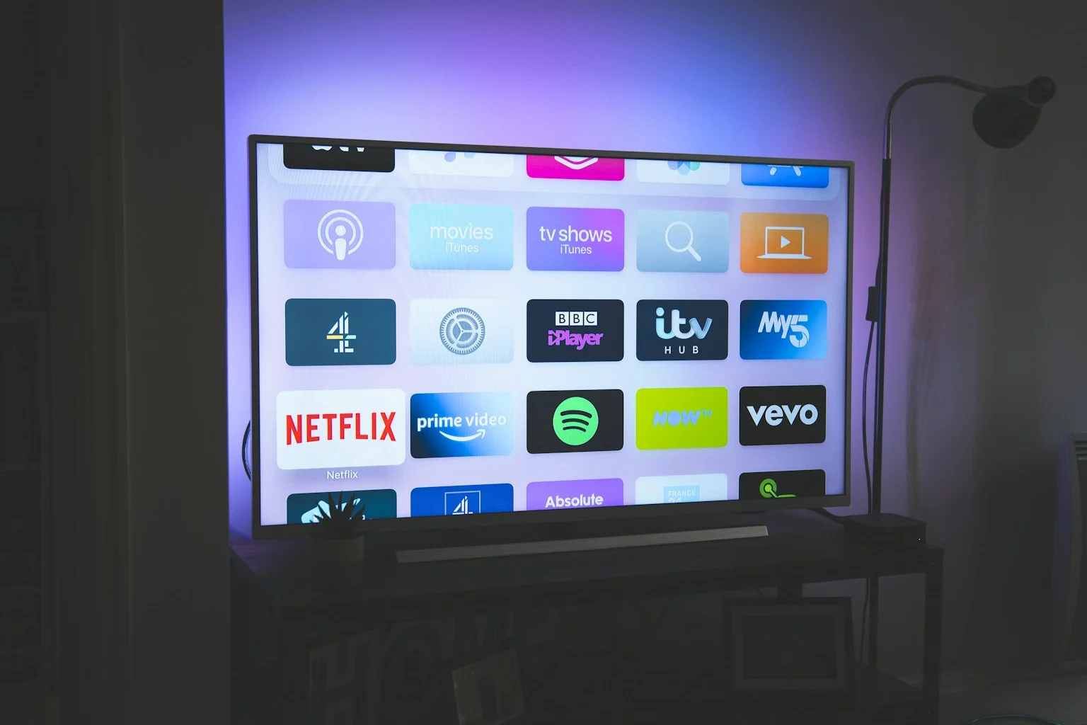 Salonda duvara monte edilmiş LED televizyon
